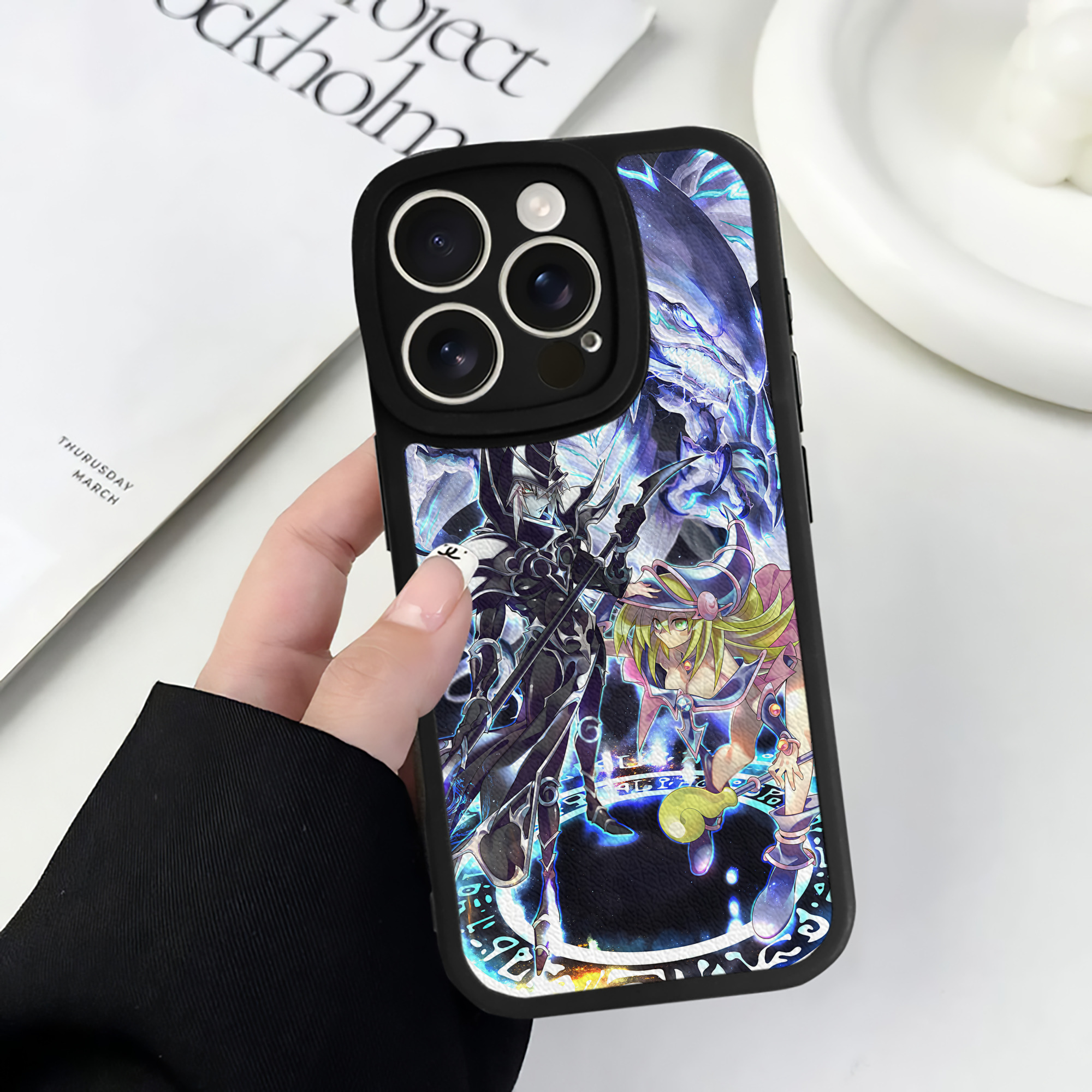（画像用） 遊☆戯☆王 Yu-Gi-Oh! 【iPhone 16シリーズ対応】シリコンスマホケース（レザー調） 材質：シリコン